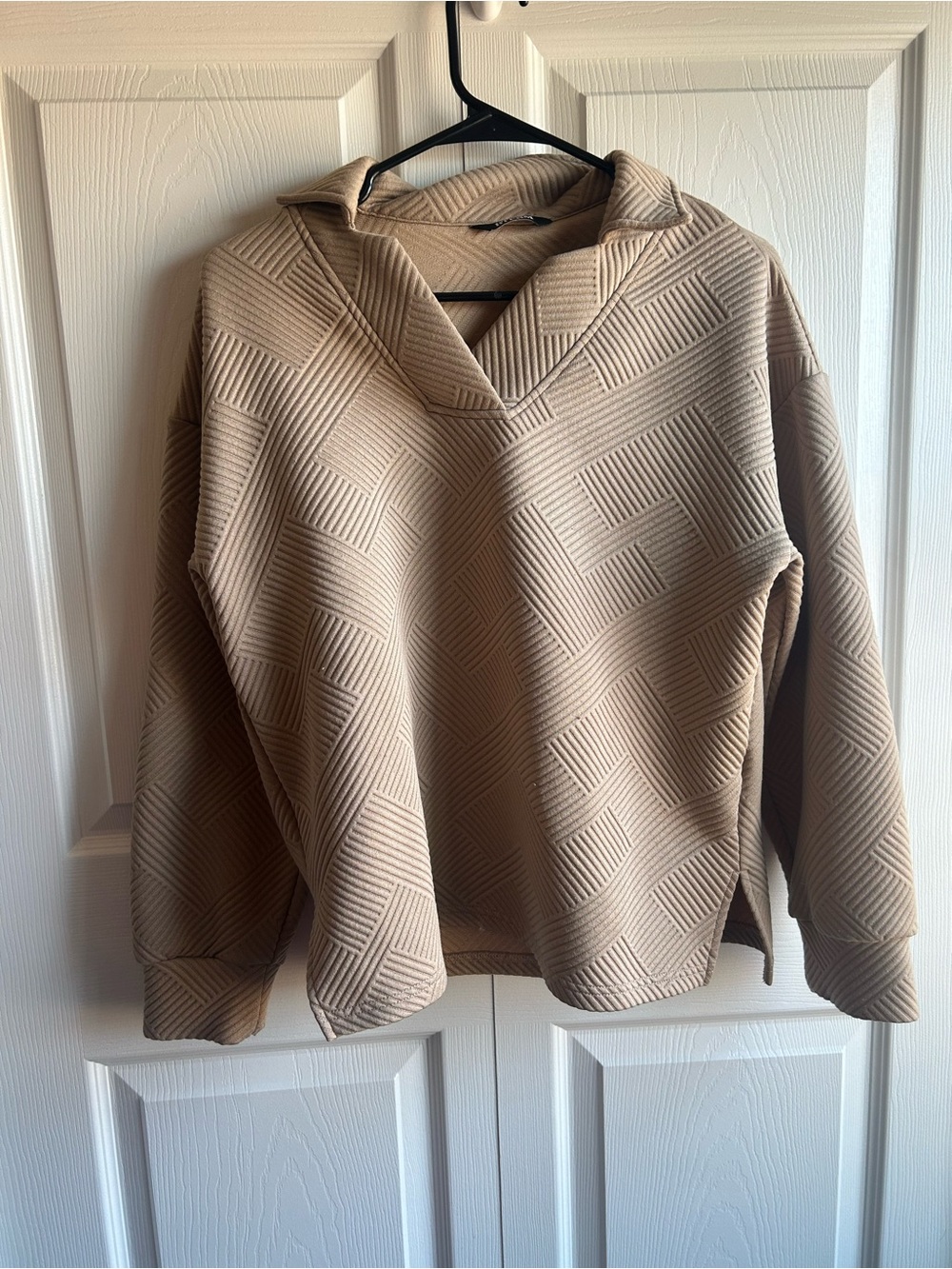 BTFBM Geometric V-Neck Sweatshirt – Size M